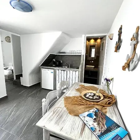 Alonistra Oia Foinikia (Santorini)