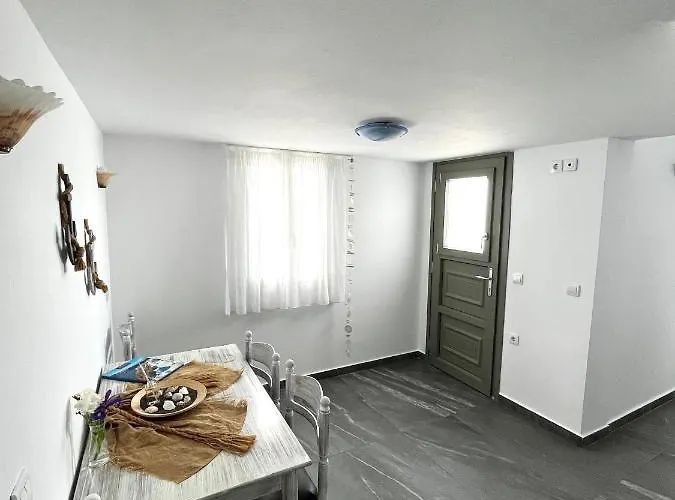 Alonistra Oia * Foinikiá